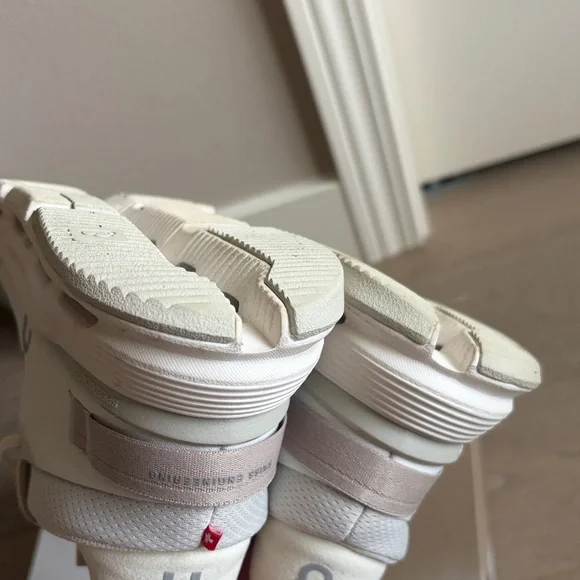 GUC on running cloudnova 2 ice/sand size 5.5 with original shoe box - Picture 12 of 16